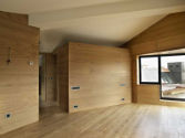 habitación con revestimientos de madera