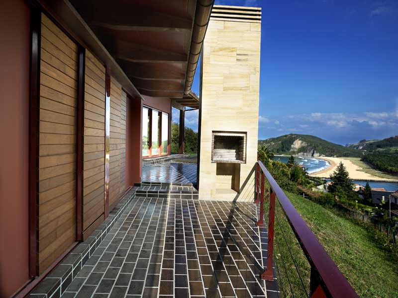 Escaleras de madera y cristal