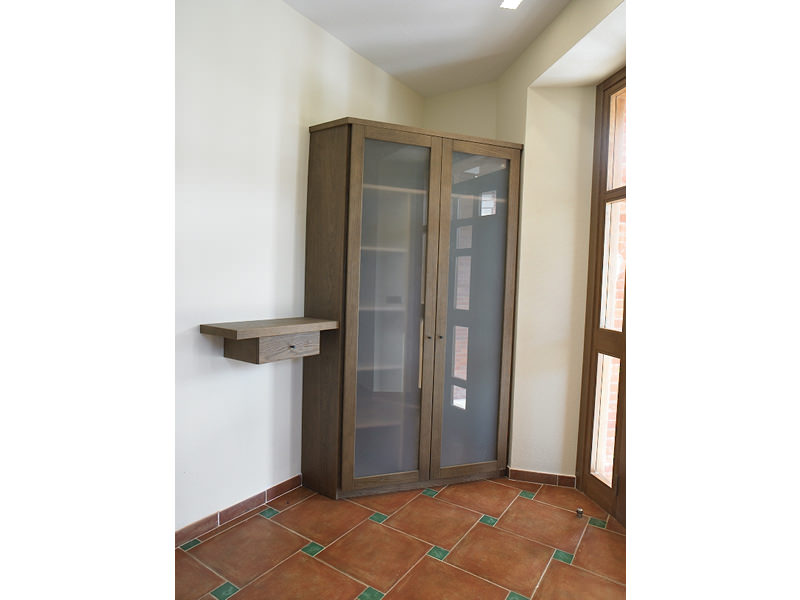 Mueble cristalera en esquina